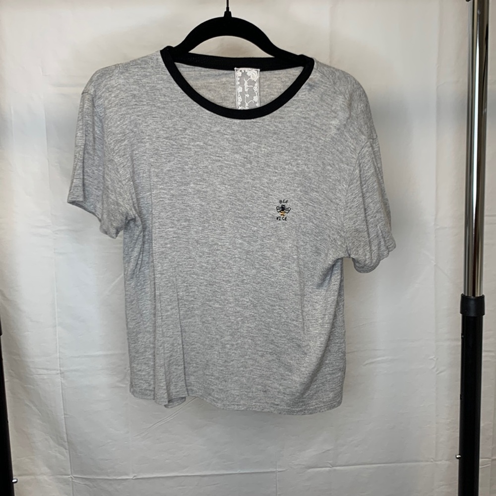 Gray t-shirt “bee nice” embroidery